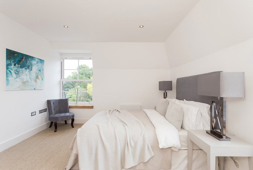 Immagine di una camera da letto chic con pareti bianche, moquette e pavimento beige