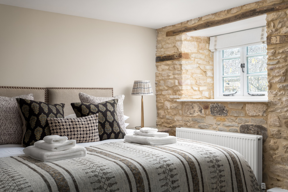Mittelgroßes Landhaus Hauptschlafzimmer mit beiger Wandfarbe in Gloucestershire