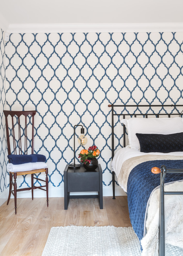 Diseño de dormitorio de estilo de casa de campo con paredes multicolor, suelo de madera clara y suelo beige