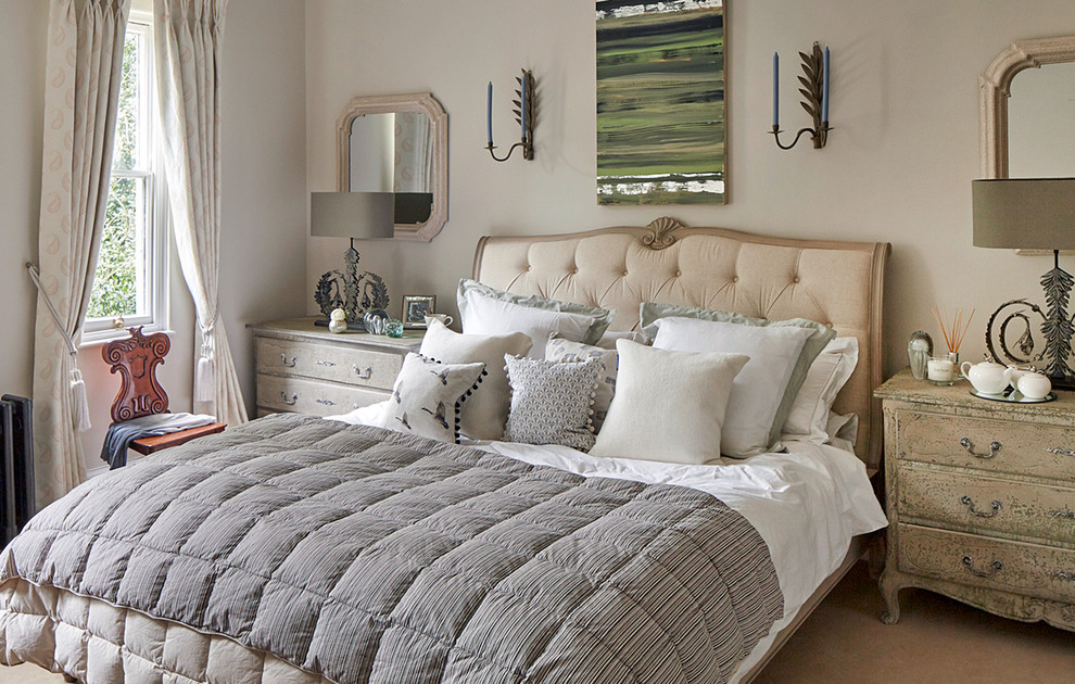 На фото: спальня с бежевыми стенами и ковровым покрытием без камина