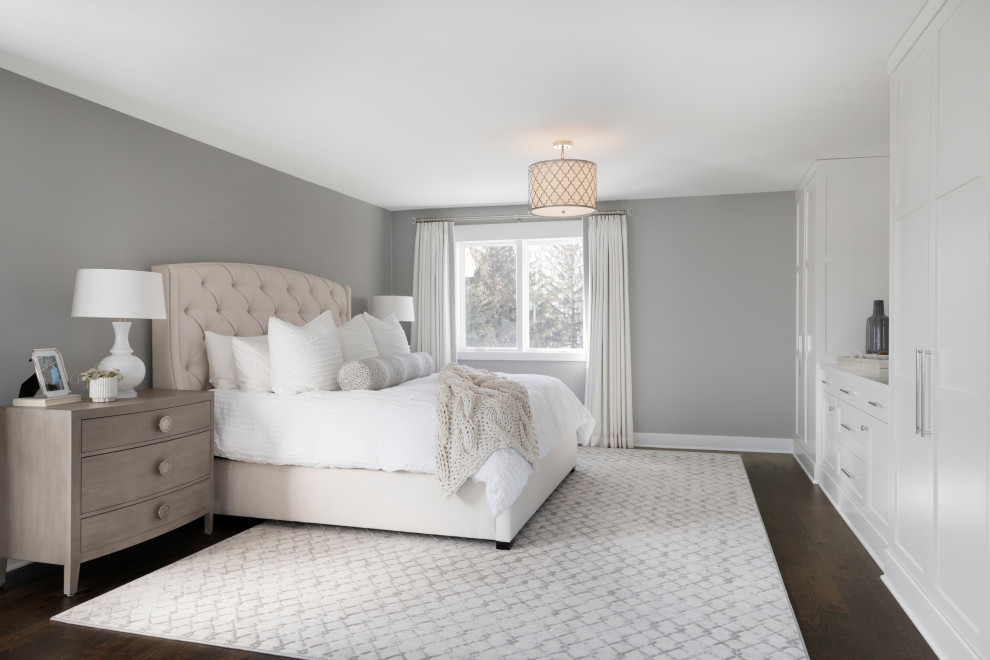 ミネアポリスにある広いトランジショナルスタイルのおしゃれな主寝室 (グレーの壁、濃色無垢フローリング、暖炉なし、茶色い床) のインテリア