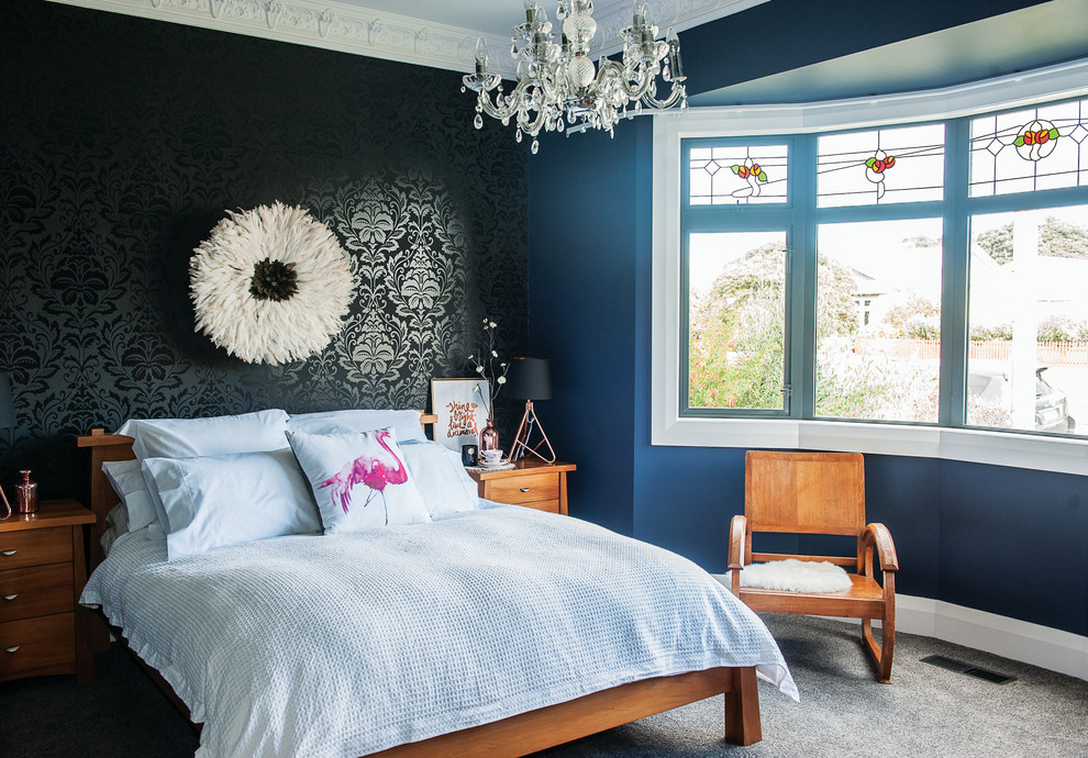 ウェリントンにあるトランジショナルスタイルのおしゃれな主寝室 (青い壁、カーペット敷き、アクセントウォール) のレイアウト