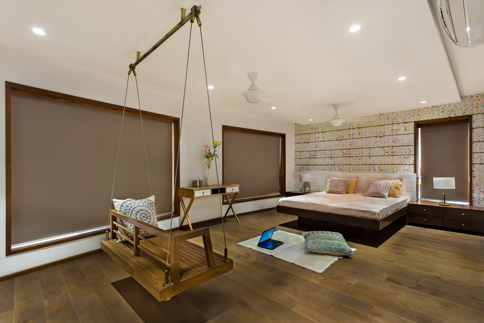 ムンバイにある広いコンテンポラリースタイルのおしゃれな寝室のレイアウト