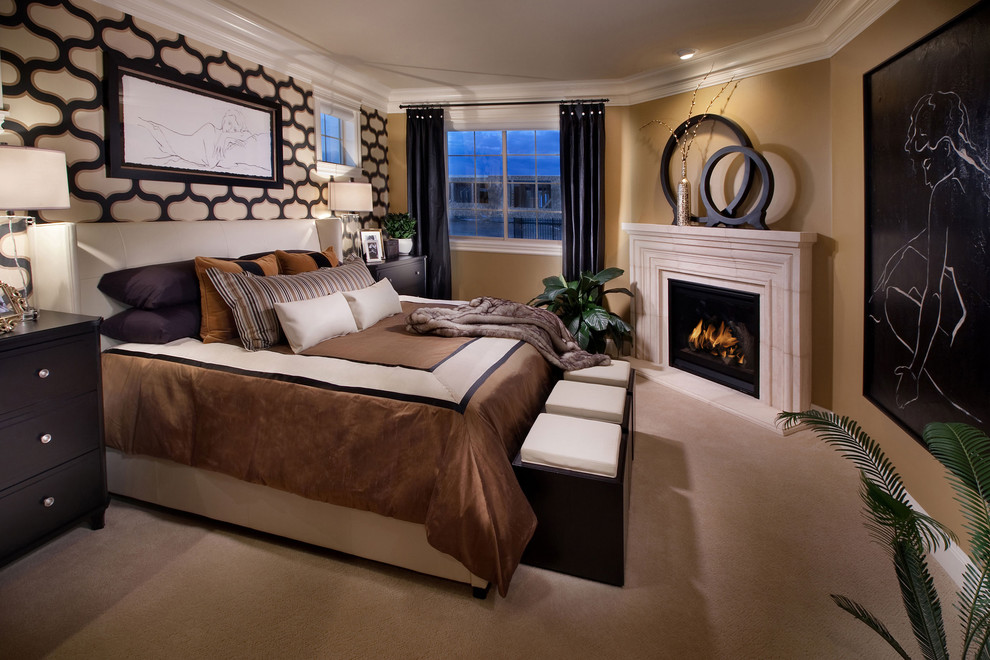 デンバーにある地中海スタイルのおしゃれな寝室 (コーナー設置型暖炉、アクセントウォール) のレイアウト