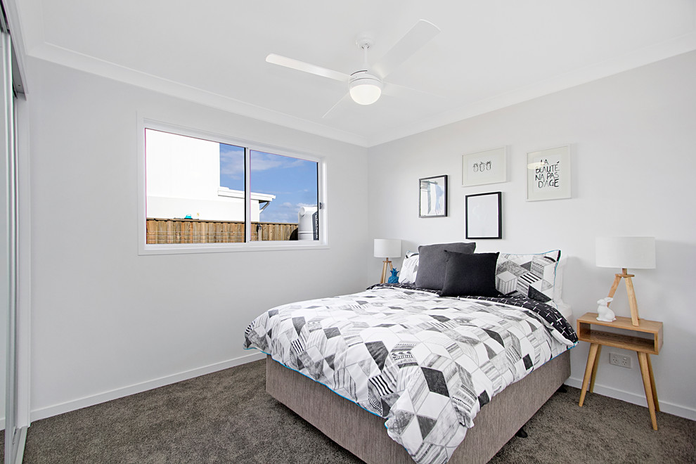 Идея дизайна: гостевая спальня (комната для гостей) в современном стиле с белыми стенами и ковровым покрытием