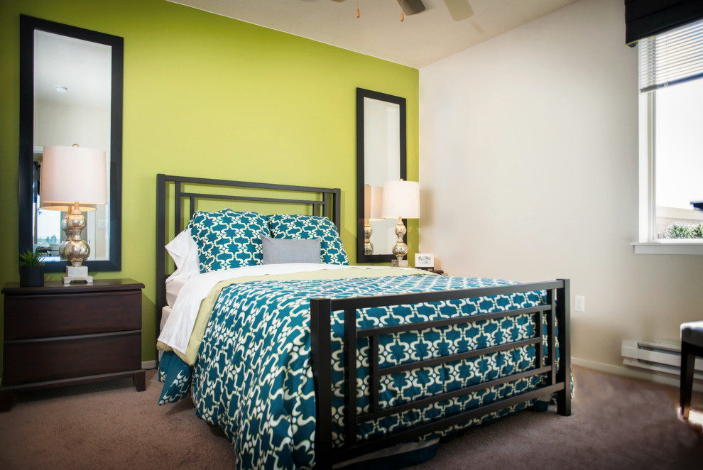 Пример оригинального дизайна: хозяйская спальня среднего размера в современном стиле с зелеными стенами и ковровым покрытием без камина
