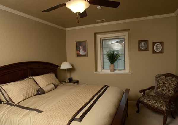 Foto på ett litet vintage gästrum, med beige väggar, heltäckningsmatta och beiget golv