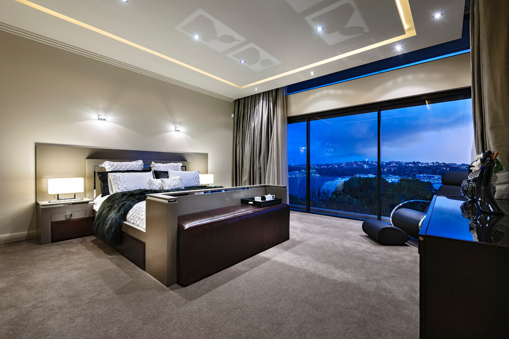 Mittelgroßes Modernes Schlafzimmer mit beiger Wandfarbe und Teppichboden in Perth