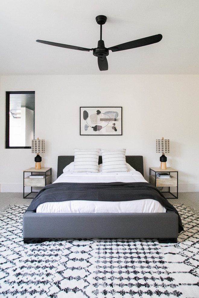 Aménagement d'une chambre avec moquette contemporaine avec un mur blanc et un sol gris.