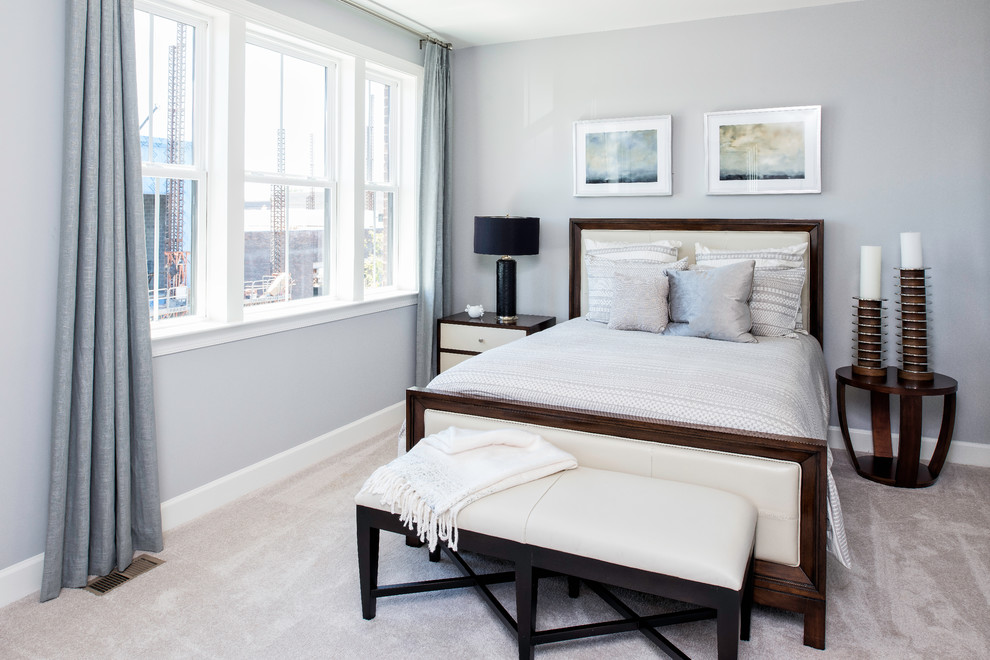 На фото: спальня в стиле неоклассика (современная классика) с серыми стенами, ковровым покрытием и бежевым полом