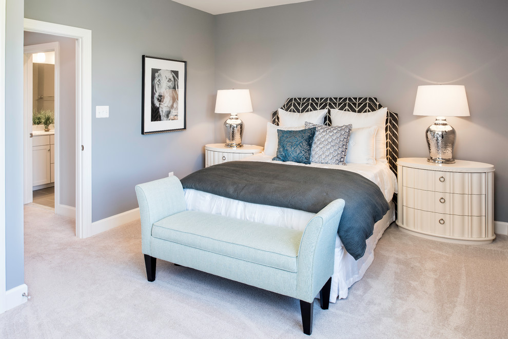 Стильный дизайн: спальня в стиле неоклассика (современная классика) с серыми стенами, ковровым покрытием и белым полом - последний тренд