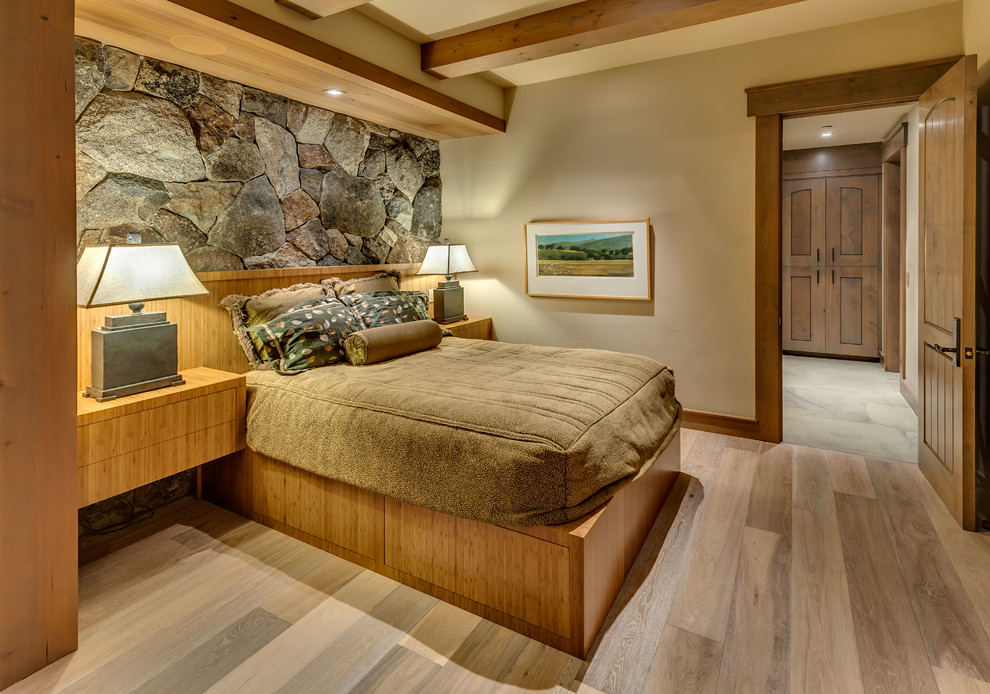 Imagen de habitación de invitados rural con suelo de madera clara