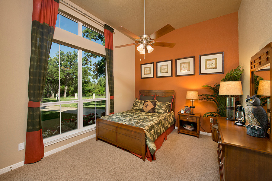 Imagen de habitación de invitados clásica grande sin chimenea con paredes multicolor, moqueta y suelo beige