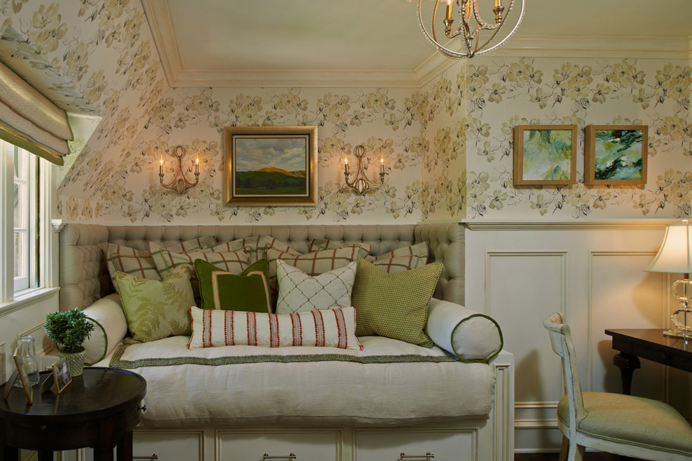 Foto di una piccola camera degli ospiti classica con pareti verdi, parquet scuro e nessun camino