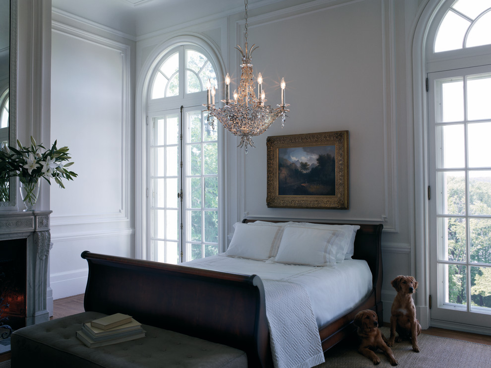 Пример оригинального дизайна: большая гостевая спальня (комната для гостей) в стиле шебби-шик с белыми стенами, темным паркетным полом, стандартным камином и фасадом камина из дерева