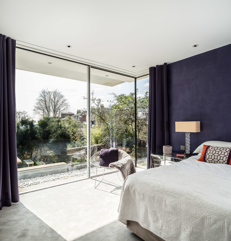 На фото: спальня в современном стиле с синими шторами