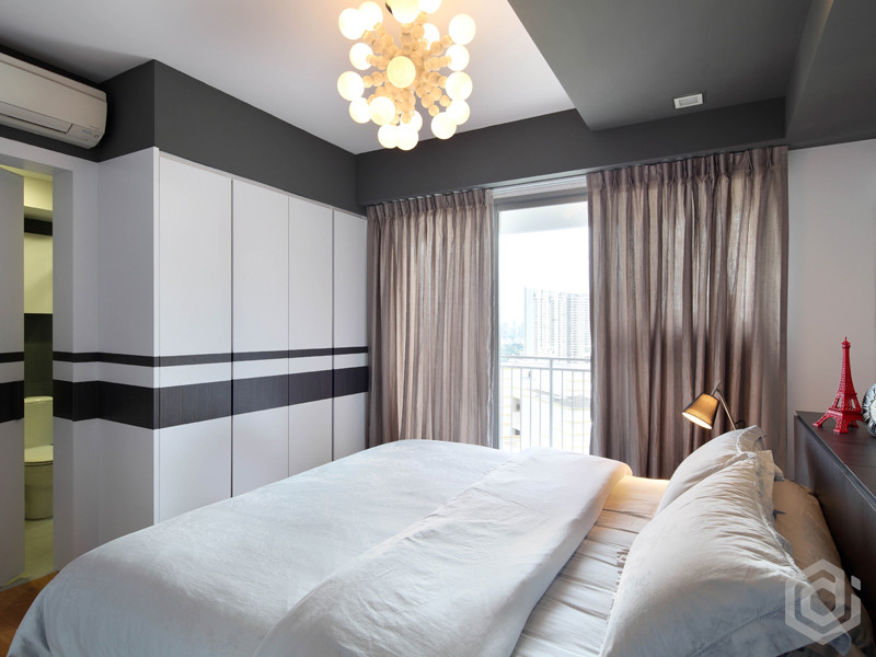 Imagen de dormitorio principal moderno con paredes blancas y suelo de madera en tonos medios