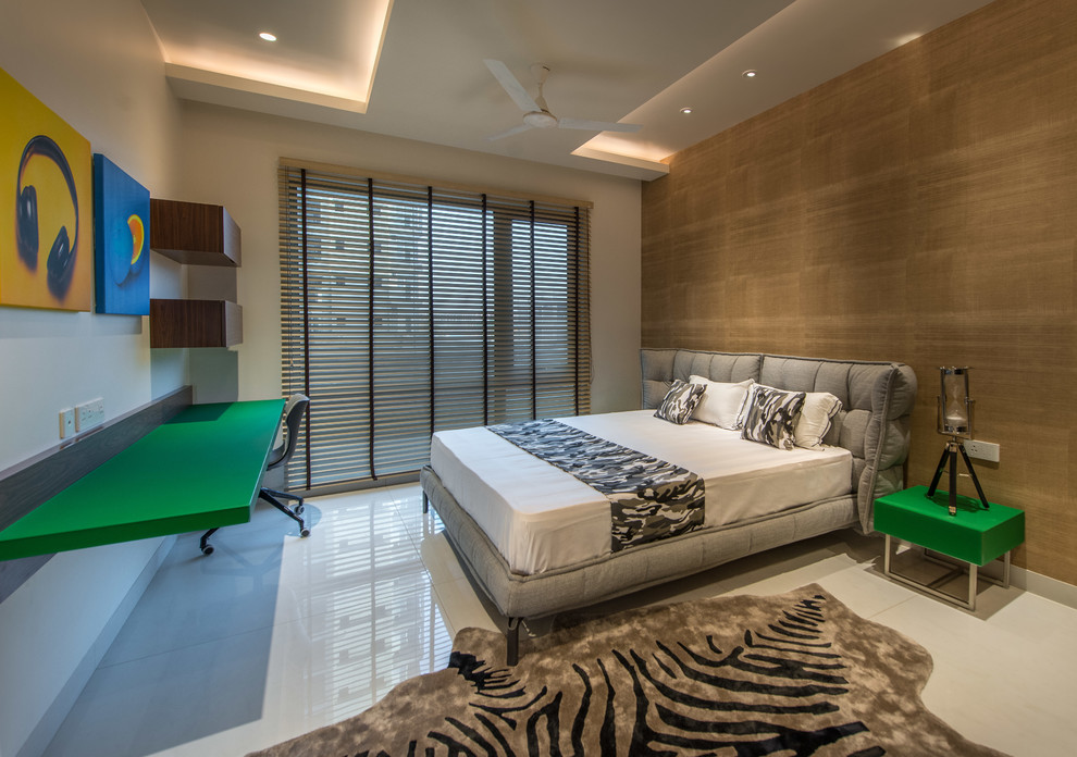 ハイデラバードにある中くらいなエクレクティックスタイルのおしゃれな寝室 (白い壁、セラミックタイルの床、白い床、アクセントウォール) のレイアウト