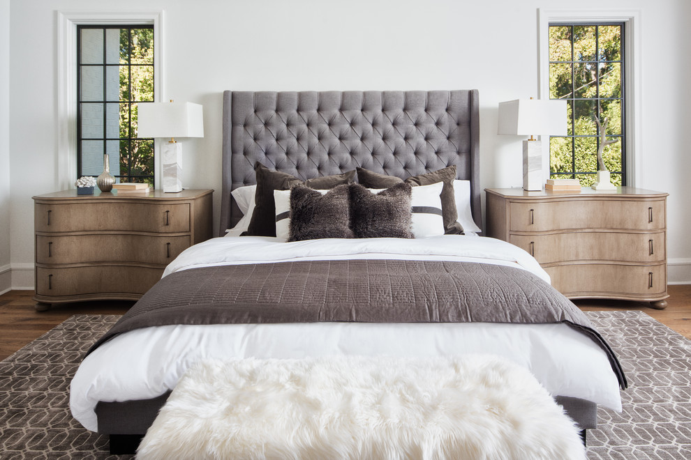 シャーロットにあるトランジショナルスタイルのおしゃれな主寝室 (白い壁、淡色無垢フローリング、茶色い床、グレーとブラウン)