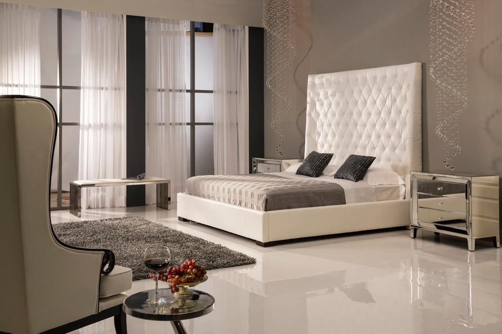 Стильный дизайн: хозяйская спальня среднего размера в стиле модернизм с коричневыми стенами - последний тренд
