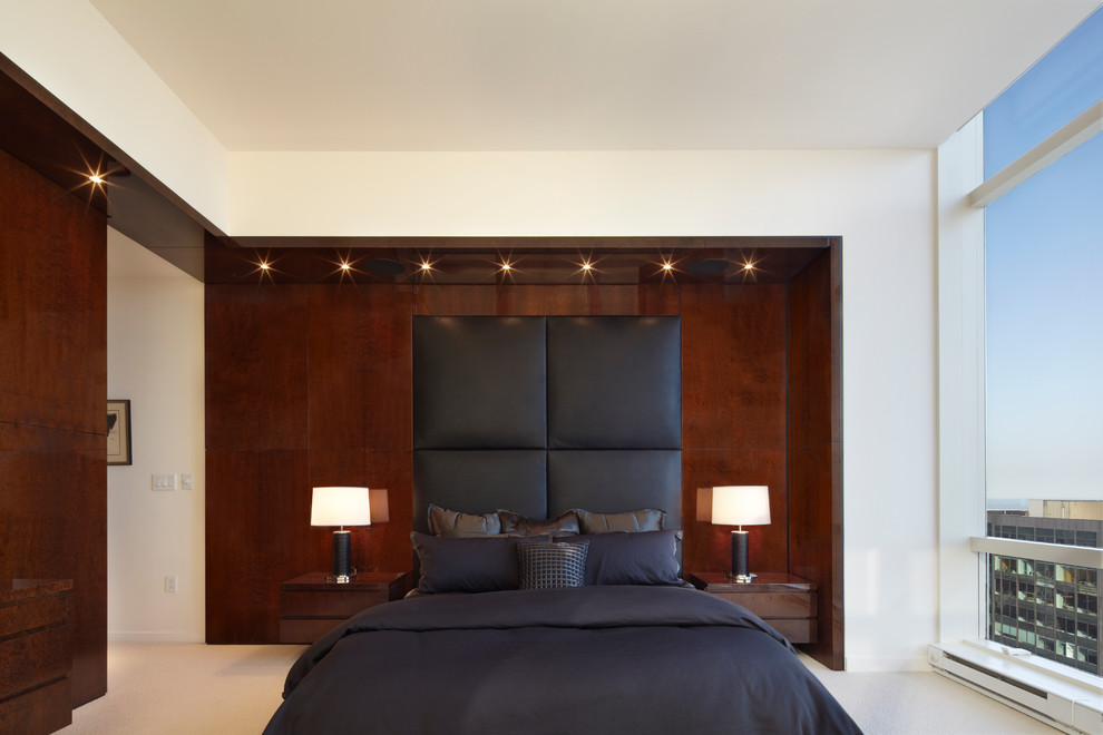ニューヨークにある広いコンテンポラリースタイルのおしゃれな主寝室 (白い壁、カーペット敷き、暖炉なし、ベージュの床)