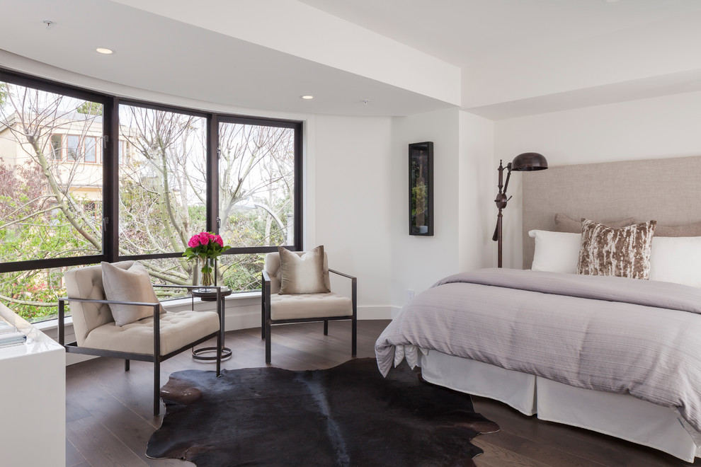 Modernes Hauptschlafzimmer mit weißer Wandfarbe und braunem Holzboden in San Francisco