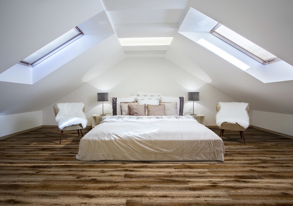 Modernes Schlafzimmer mit braunem Holzboden in Sonstige