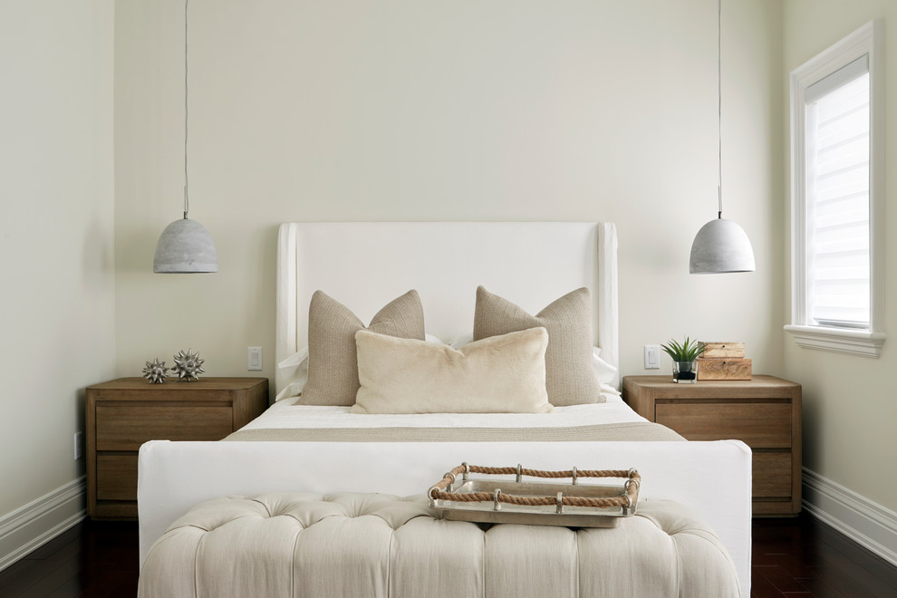 Ejemplo de habitación de invitados clásica renovada de tamaño medio con suelo de madera oscura y paredes beige