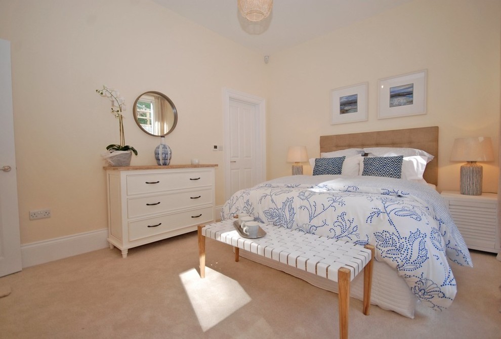 Mittelgroßes Maritimes Hauptschlafzimmer mit beiger Wandfarbe, Teppichboden und beigem Boden in Devon