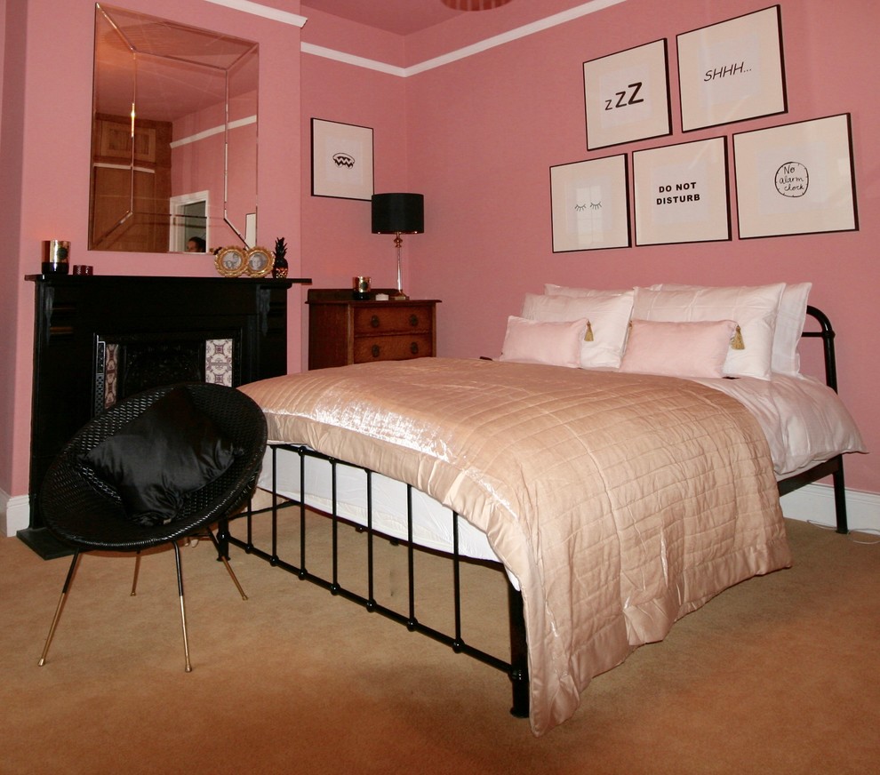 Пример оригинального дизайна: большая хозяйская спальня в стиле фьюжн с розовыми стенами, ковровым покрытием, стандартным камином и фасадом камина из штукатурки