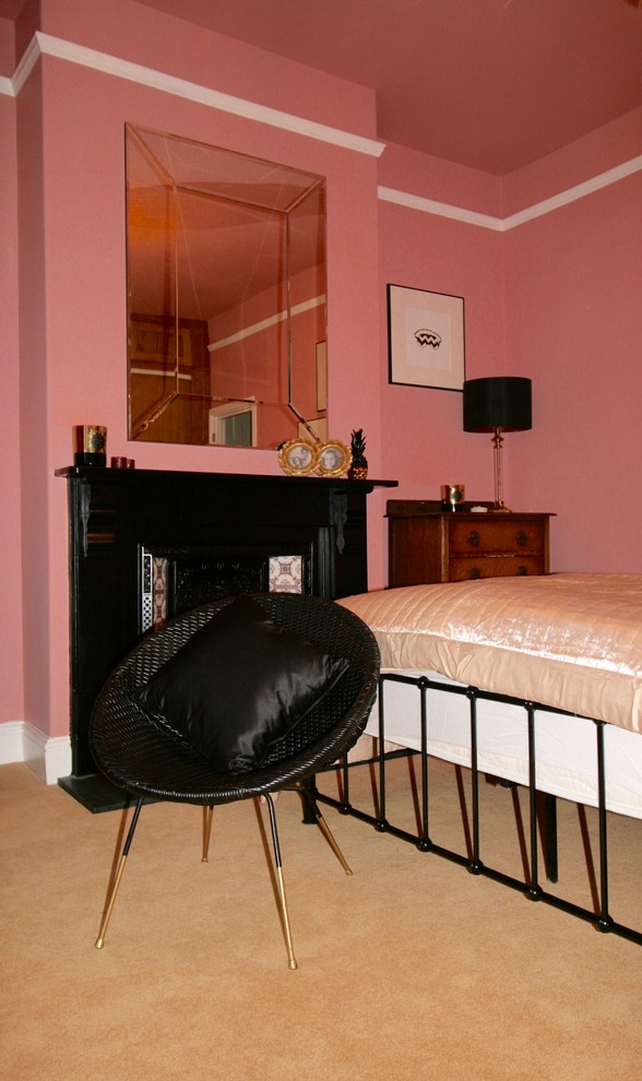 Стильный дизайн: большая хозяйская спальня в стиле фьюжн с розовыми стенами, ковровым покрытием, стандартным камином и фасадом камина из штукатурки - последний тренд