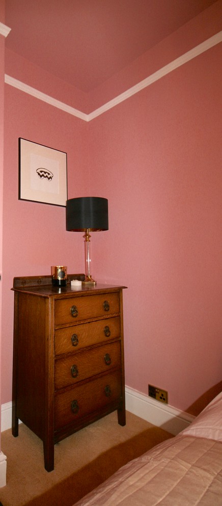Großes Stilmix Hauptschlafzimmer mit rosa Wandfarbe, Teppichboden, Kamin und verputzter Kaminumrandung in Sonstige