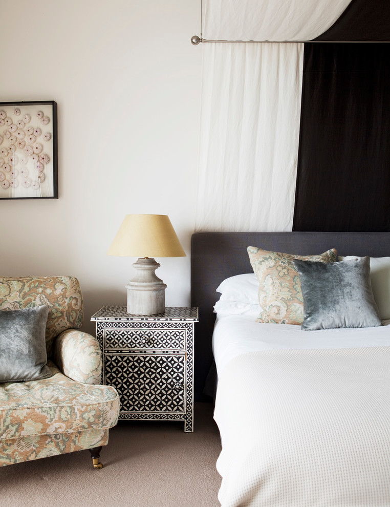 Immagine di una camera da letto stile marino con pareti bianche e moquette