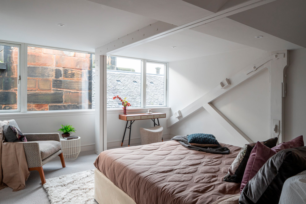 На фото: хозяйская спальня среднего размера в современном стиле с белыми стенами, ковровым покрытием и серым полом