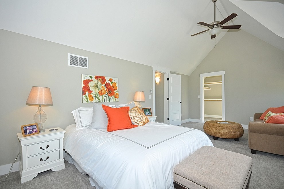 Ejemplo de dormitorio de estilo americano grande sin chimenea con paredes grises y moqueta