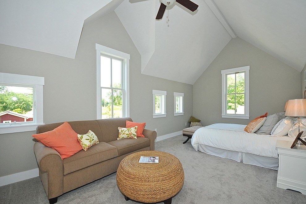 Diseño de dormitorio de estilo americano grande sin chimenea con paredes grises y moqueta