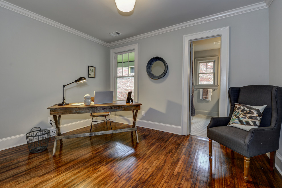Diseño de despacho clásico pequeño sin chimenea con paredes grises y suelo de madera en tonos medios