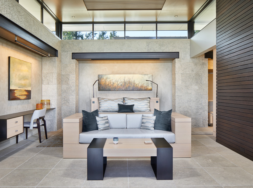 Modernes Hauptschlafzimmer ohne Kamin mit beiger Wandfarbe und beigem Boden in Seattle