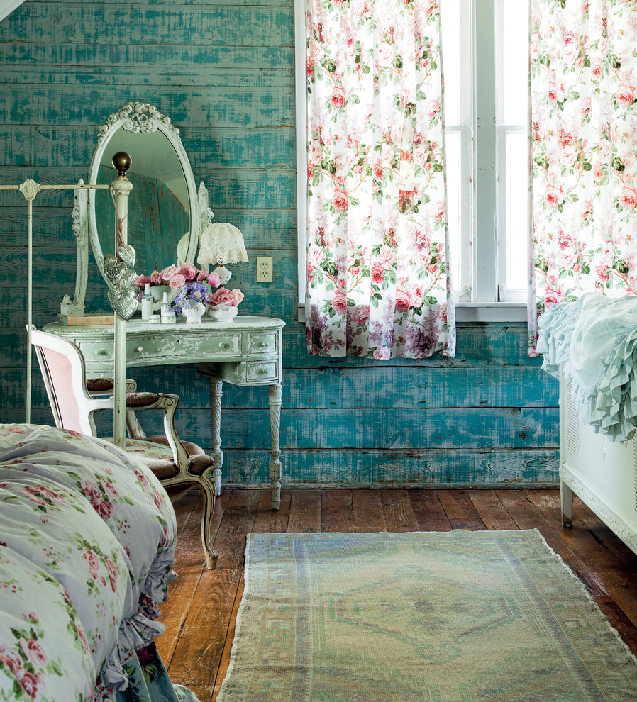 Ispirazione per una camera da letto stile shabby con pareti blu e pavimento in legno massello medio
