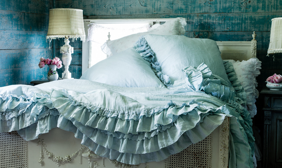 Idéer för shabby chic-inspirerade sovrum, med blå väggar
