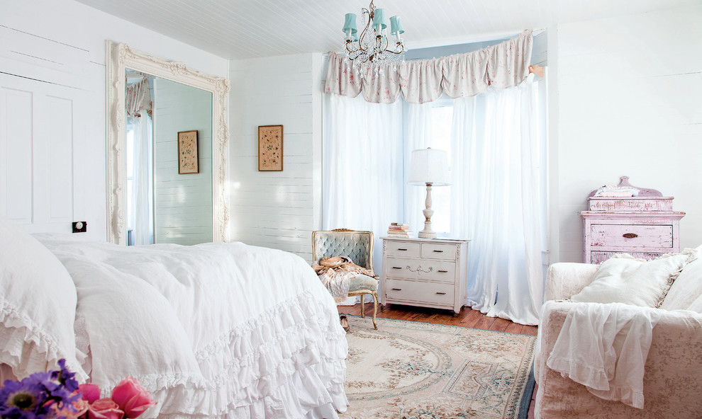 Idéer för att renovera ett shabby chic-inspirerat sovrum, med vita väggar och mellanmörkt trägolv