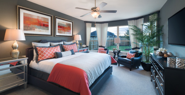 Стильный дизайн: большая хозяйская спальня в современном стиле с серыми стенами и ковровым покрытием - последний тренд