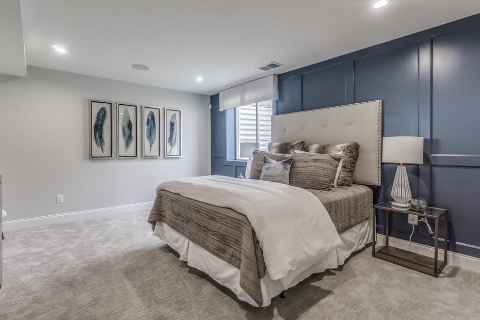フィラデルフィアにあるトランジショナルスタイルのおしゃれな寝室 (青い壁、カーペット敷き、グレーの床、アクセントウォール)