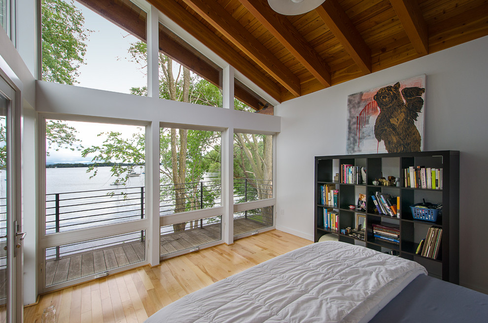 Diseño de dormitorio principal contemporáneo de tamaño medio con paredes blancas, suelo de madera clara y suelo amarillo