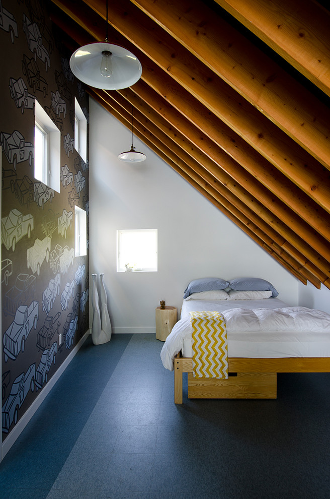 На фото: маленькая спальня на мансарде в современном стиле с белыми стенами, полом из ламината и синим полом для на участке и в саду с
