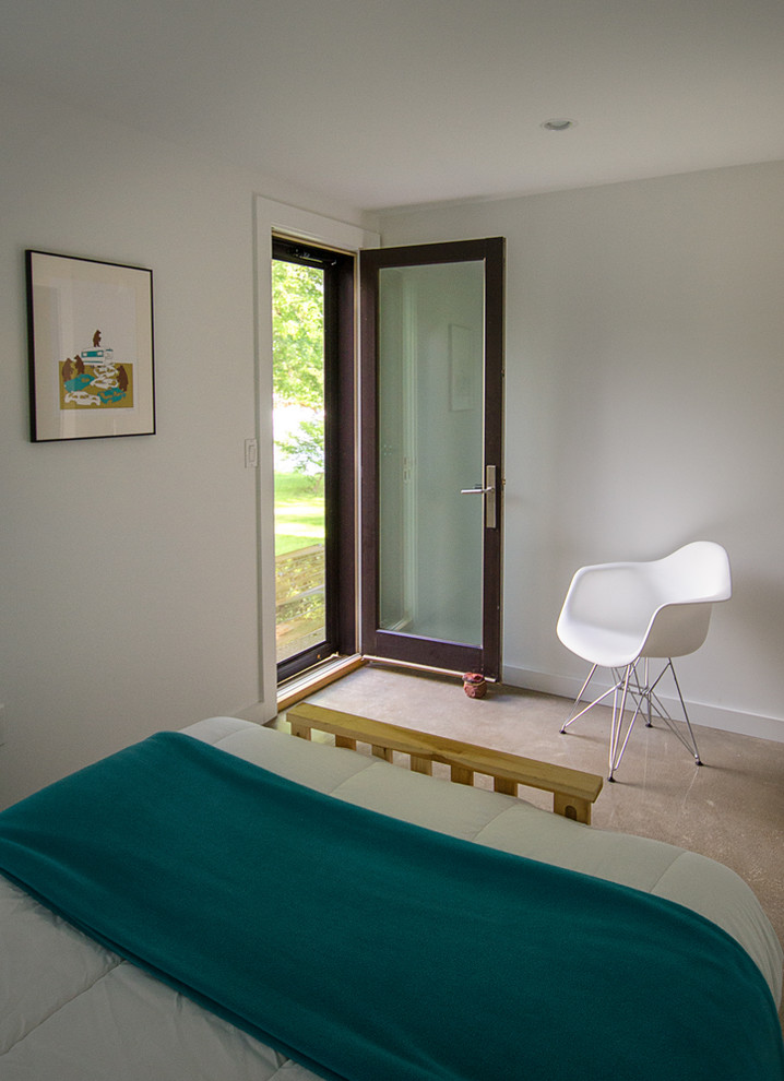 Inspiration för små moderna gästrum, med vita väggar, betonggolv och grått golv