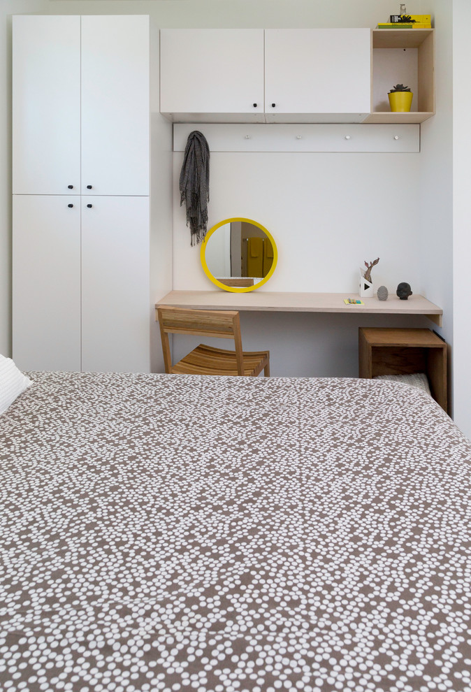 シアトルにある小さなコンテンポラリースタイルのおしゃれなロフト寝室 (白い壁、コンクリートの床、黒い床) のインテリア