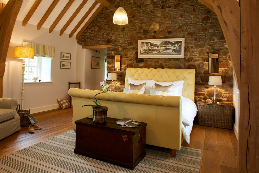 Diseño de dormitorio rústico de tamaño medio con paredes blancas, suelo de madera en tonos medios y suelo marrón