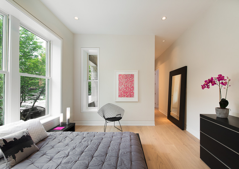 ワシントンD.C.にある北欧スタイルのおしゃれな主寝室 (白い壁、淡色無垢フローリング、暖炉なし)
