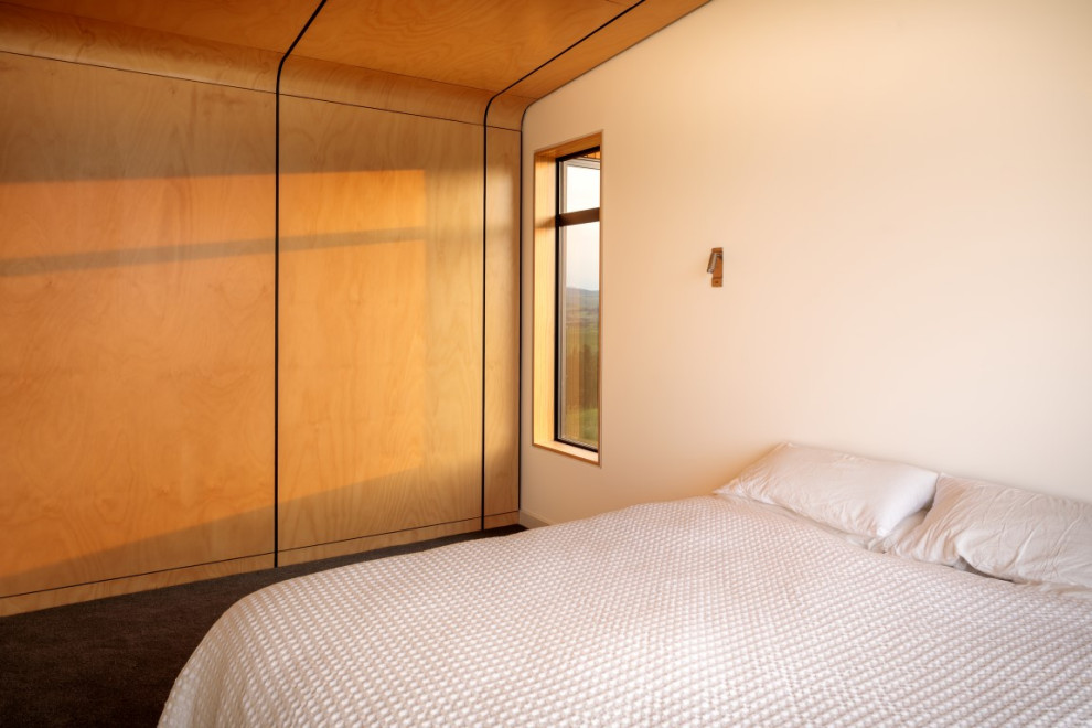 Exemple d'une chambre tendance de taille moyenne avec un mur blanc, aucune cheminée et un sol gris.